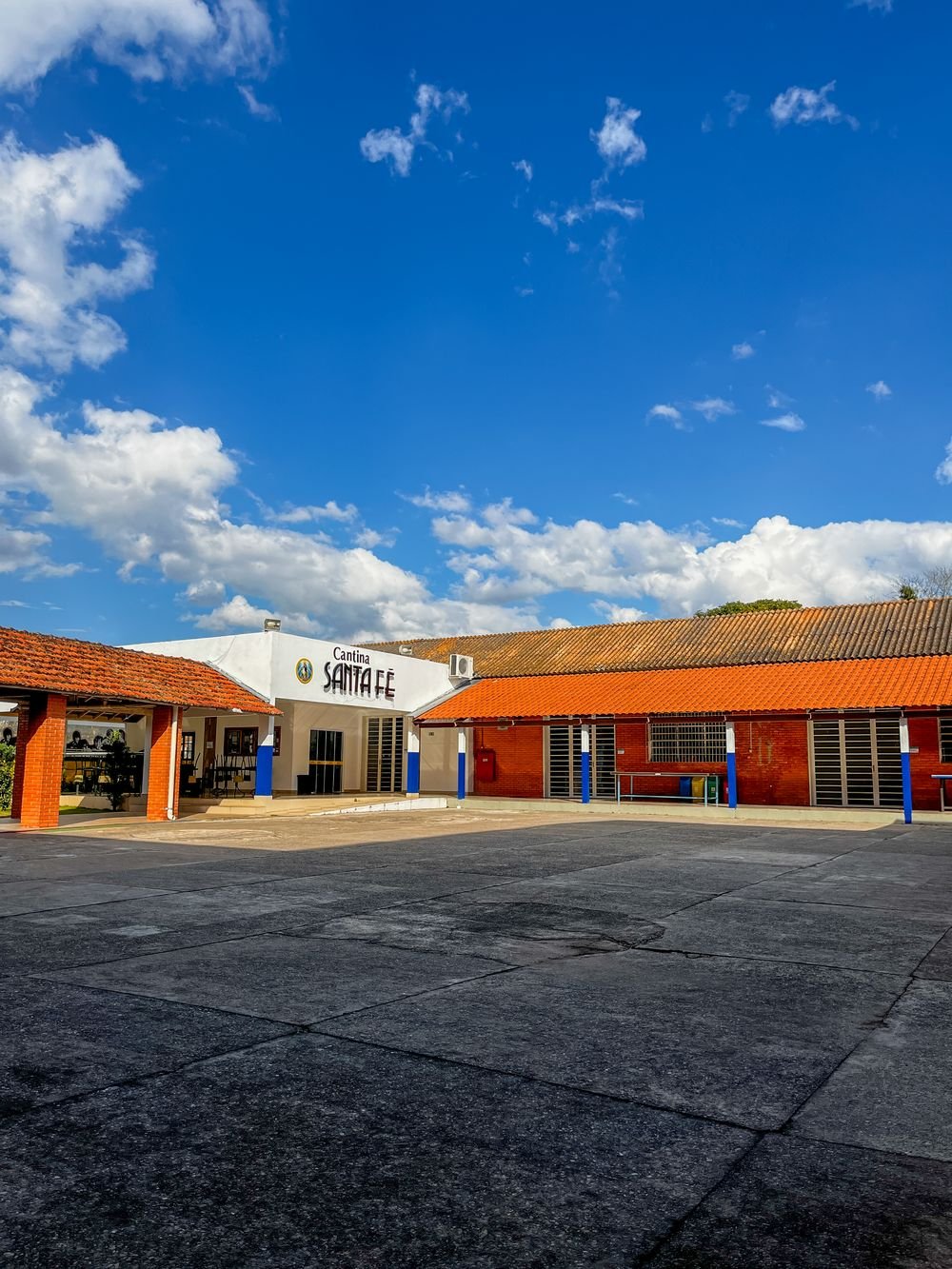 Pátio aberto com vista da cantina