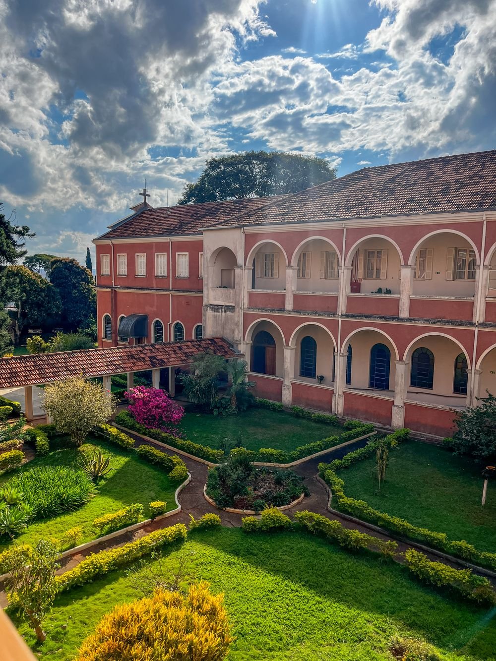 Prédio da congregação com jardim
